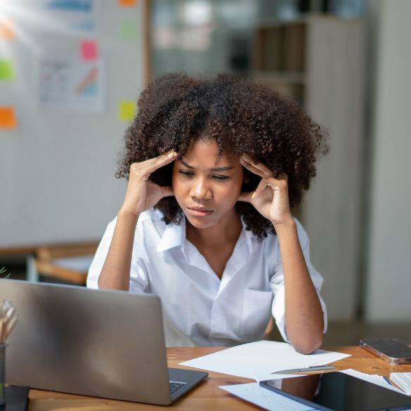 Equipe sobrecarregada em ambiente de trabalho desorganizado